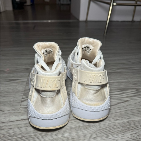 Nike Air Huarache Sneaker - Picture 4 of 8